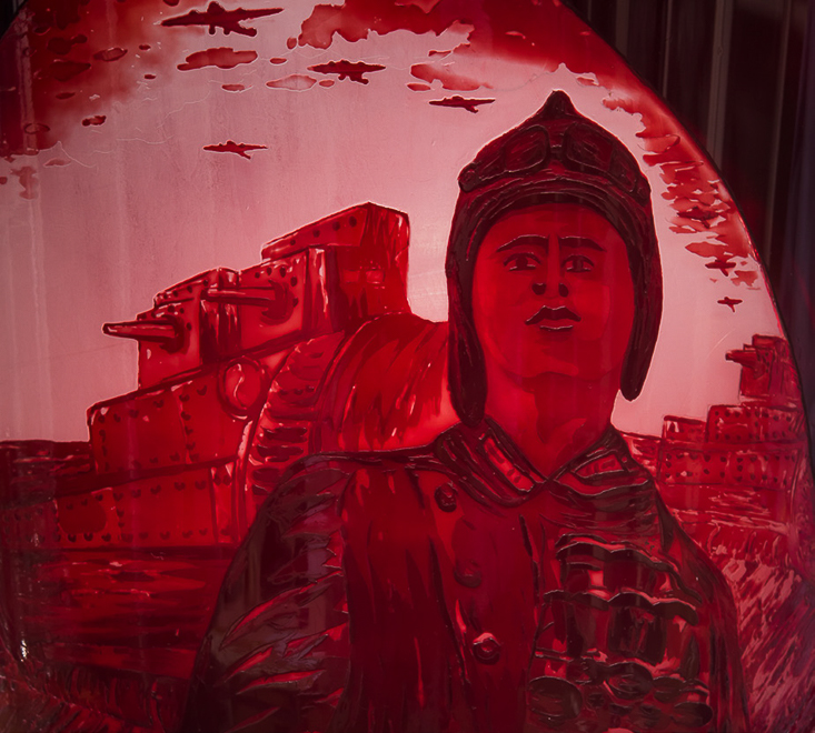 Знаменитостям в подарок часто достается хрусталь - вазы, статуэтки, кубки. И многие из этих сувениров есть и в коллекции ВСМЗ. Мы попросили показать самые оригинальные предметы