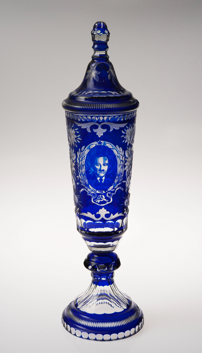 Знаменитостям в подарок часто достается хрусталь - вазы, статуэтки, кубки. И многие из этих сувениров есть и в коллекции ВСМЗ. Мы попросили показать самые оригинальные предметы