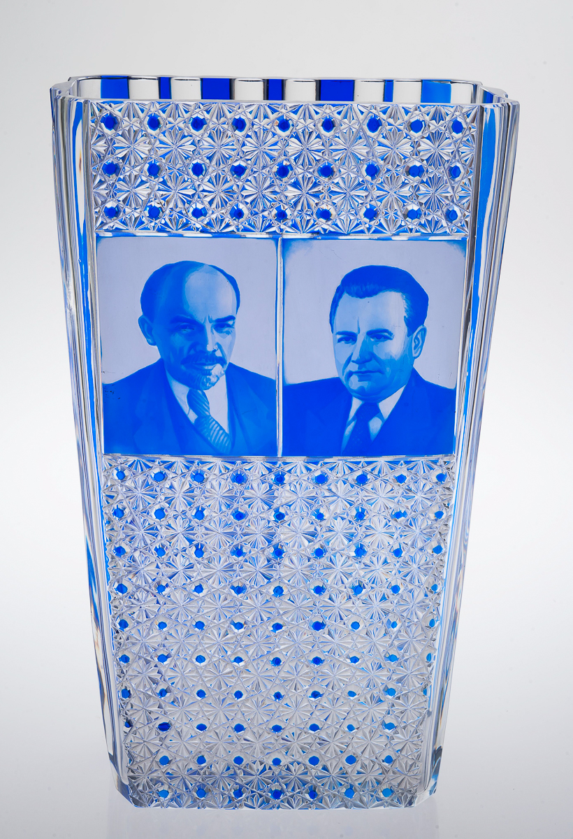 Знаменитостям в подарок часто достается хрусталь - вазы, статуэтки, кубки. И многие из этих сувениров есть и в коллекции ВСМЗ. Мы попросили показать самые оригинальные предметы