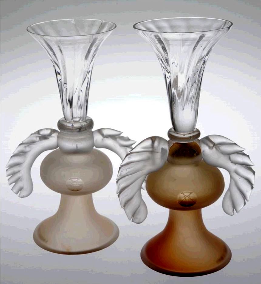 Знаменитостям в подарок часто достается хрусталь - вазы, статуэтки, кубки. И многие из этих сувениров есть и в коллекции ВСМЗ. Мы попросили показать самые оригинальные предметы