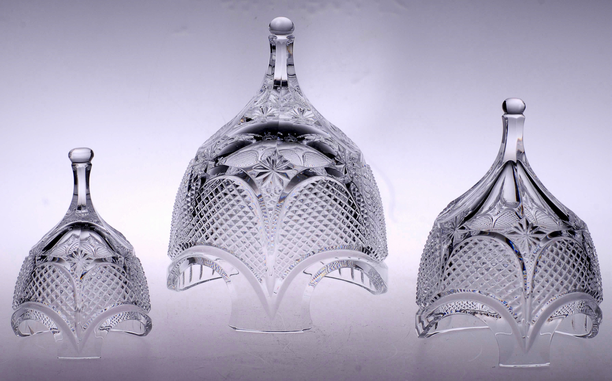 Знаменитостям в подарок часто достается хрусталь - вазы, статуэтки, кубки. И многие из этих сувениров есть и в коллекции ВСМЗ. Мы попросили показать самые оригинальные предметы