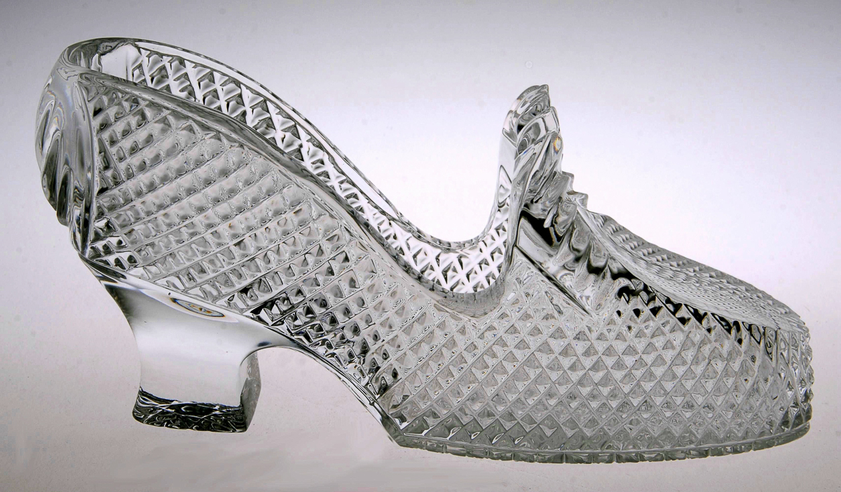 Знаменитостям в подарок часто достается хрусталь - вазы, статуэтки, кубки. И многие из этих сувениров есть и в коллекции ВСМЗ. Мы попросили показать самые оригинальные предметы