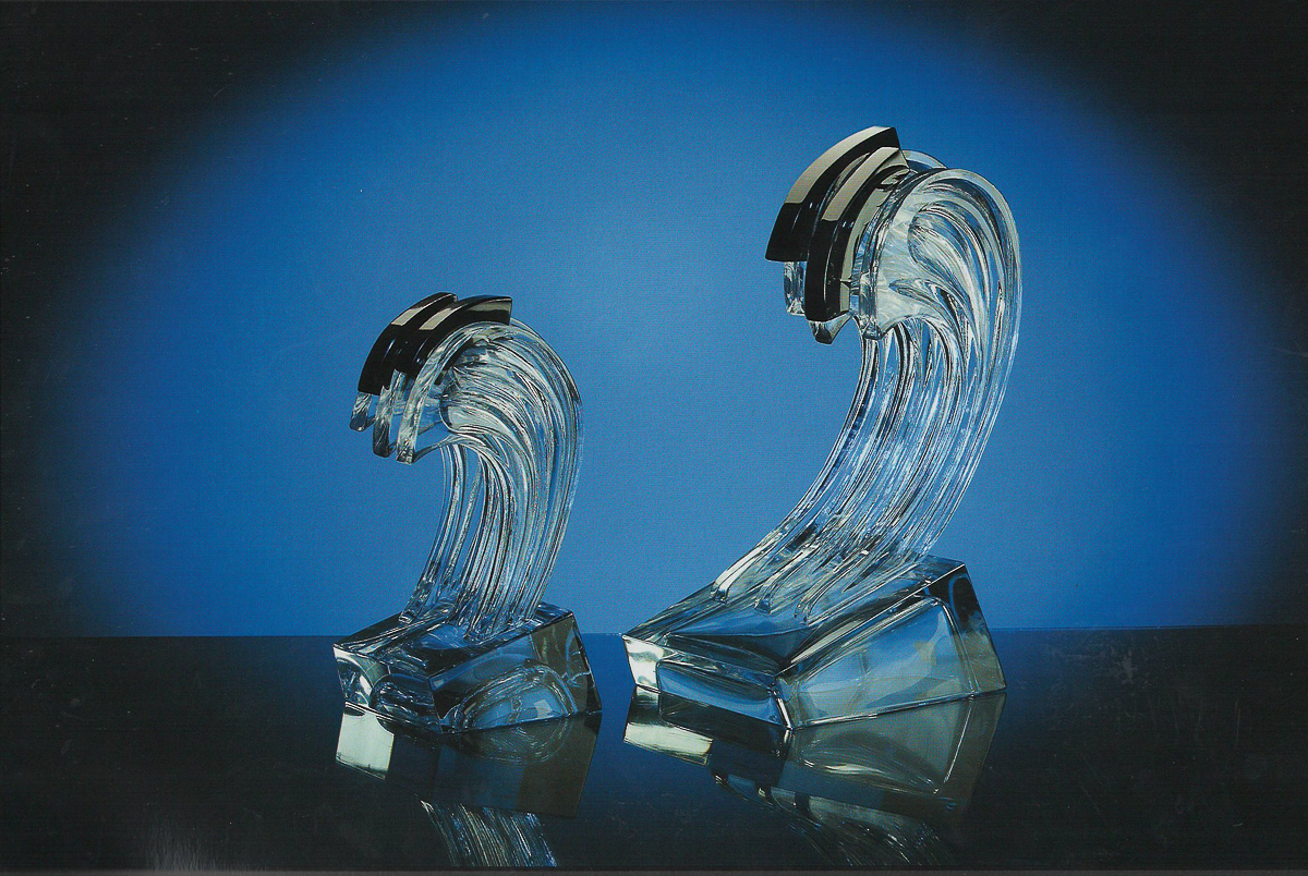 Знаменитостям в подарок часто достается хрусталь - вазы, статуэтки, кубки. И многие из этих сувениров есть и в коллекции ВСМЗ. Мы попросили показать самые оригинальные предметы