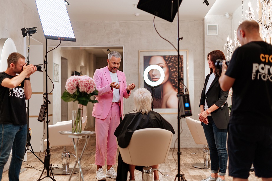 17 ноября на канале СТС выйдет новый выпуск мэйковер-шоу “Рогов в городе”, в котором известный стилист за один день создаст яркий образ для жительницы Владимира - 39-летней Александры Лифановой