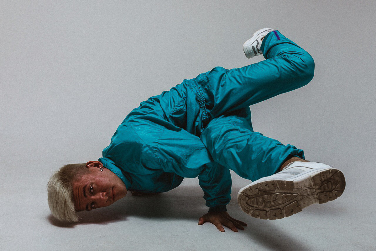 Игорь Леваков - мастер на все руки, ноги и прочие части тела. В его послужном списке более 10 танцевальных направлений: пластичных и грубых, плавных и резких. Читайте, как сочетать несочетаемое и идти по жизни, танцуя