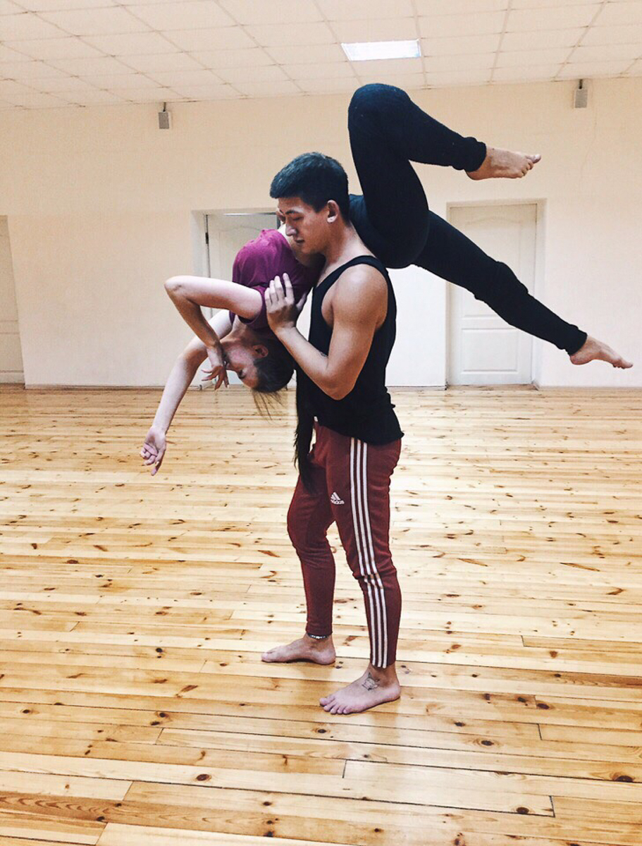 Игорь Леваков - мастер на все руки, ноги и прочие части тела. В его послужном списке более 10 танцевальных направлений: пластичных и грубых, плавных и резких. Читайте, как сочетать несочетаемое и идти по жизни, танцуя