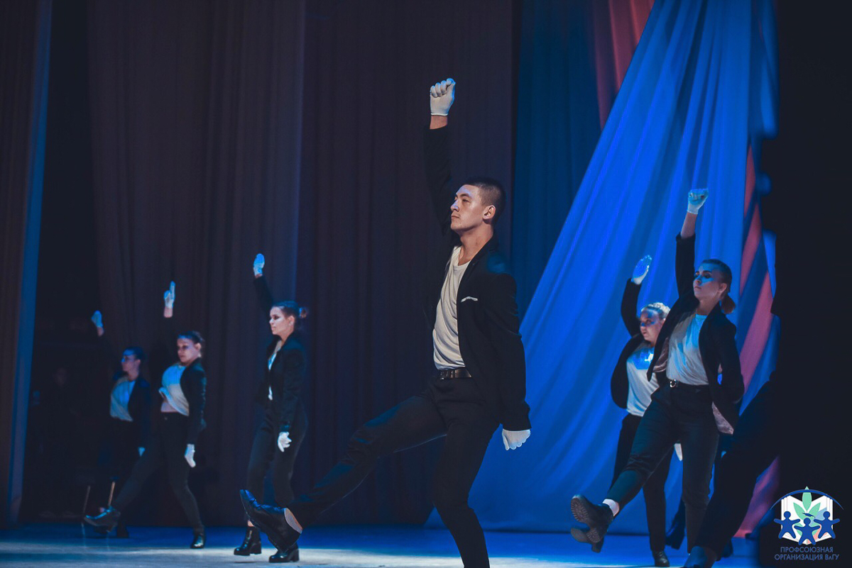 Игорь Леваков - мастер на все руки, ноги и прочие части тела. В его послужном списке более 10 танцевальных направлений: пластичных и грубых, плавных и резких. Читайте, как сочетать несочетаемое и идти по жизни, танцуя