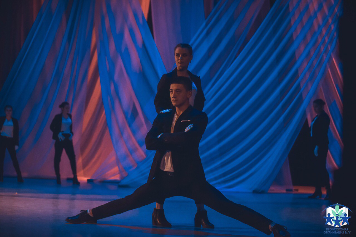 Игорь Леваков - мастер на все руки, ноги и прочие части тела. В его послужном списке более 10 танцевальных направлений: пластичных и грубых, плавных и резких. Читайте, как сочетать несочетаемое и идти по жизни, танцуя