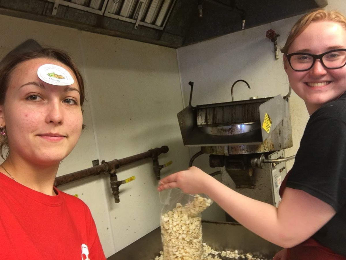 Пока большинство сверстников проводит летние каникулы на диване, ребята с факультета иностранных языков открывают свои “Америки” и зарабатывают деньги, а потом рассказывают об этом поучительные истории