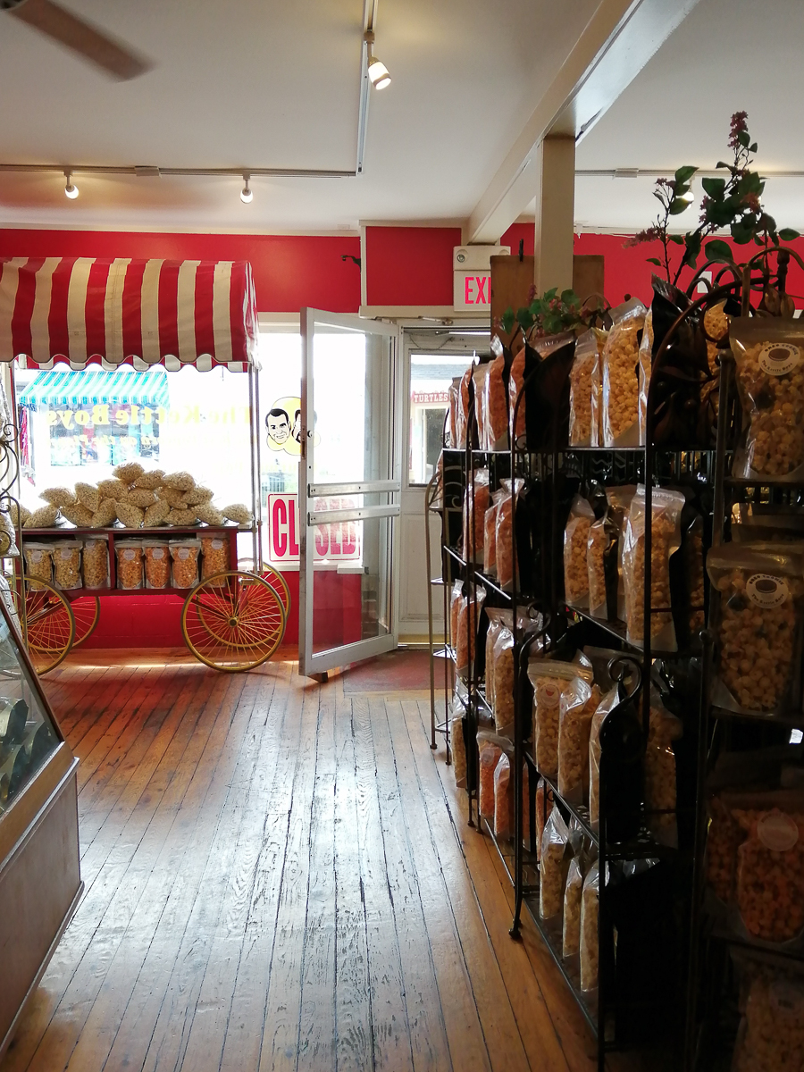 Пока большинство сверстников проводит летние каникулы на диване, ребята с факультета иностранных языков открывают свои “Америки” и зарабатывают деньги, а потом рассказывают об этом поучительные истории