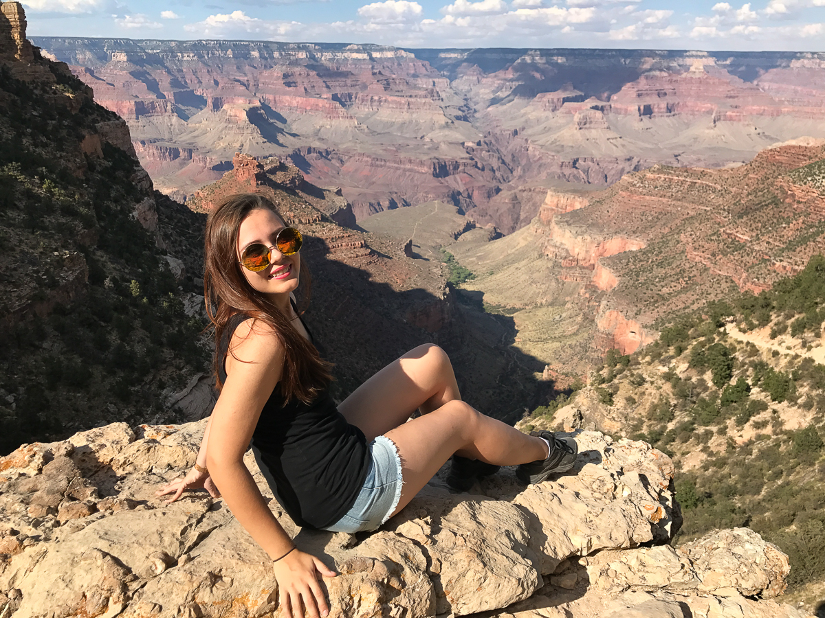 Пока большинство сверстников проводит летние каникулы на диване, ребята с факультета иностранных языков открывают свои “Америки” и зарабатывают деньги, а потом рассказывают об этом поучительные истории