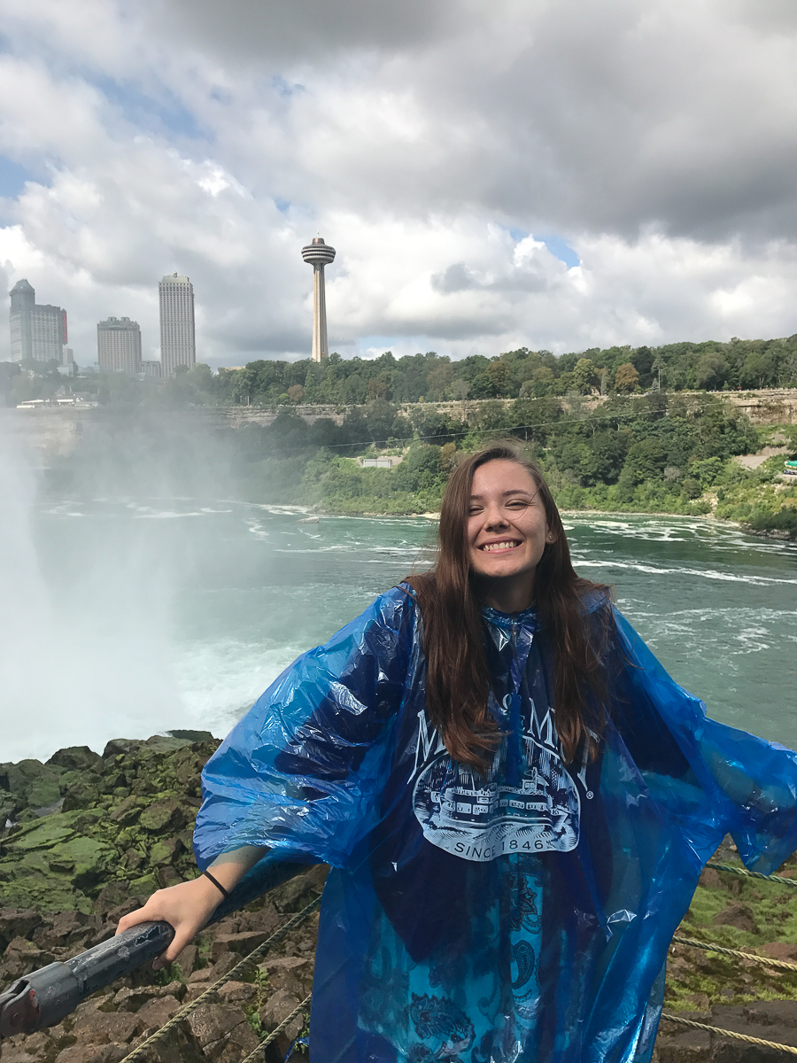 Пока большинство сверстников проводит летние каникулы на диване, ребята с факультета иностранных языков открывают свои “Америки” и зарабатывают деньги, а потом рассказывают об этом поучительные истории