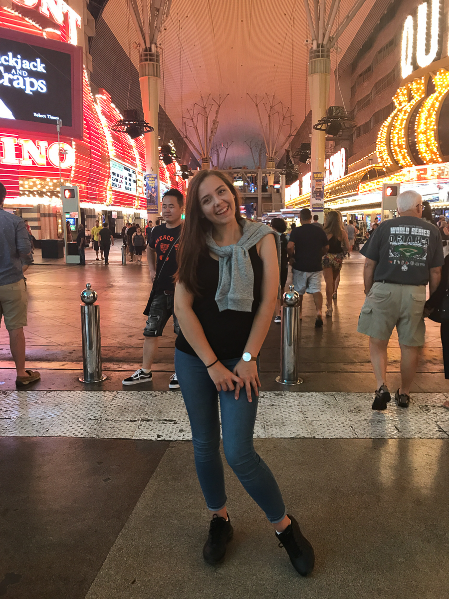 Пока большинство сверстников проводит летние каникулы на диване, ребята с факультета иностранных языков открывают свои “Америки” и зарабатывают деньги, а потом рассказывают об этом поучительные истории