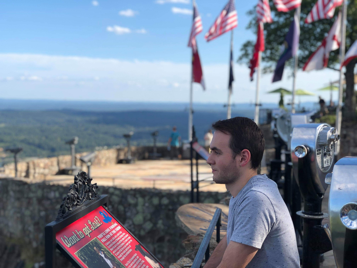 Пока большинство сверстников проводит летние каникулы на диване, ребята с факультета иностранных языков открывают свои “Америки” и зарабатывают деньги, а потом рассказывают об этом поучительные истории