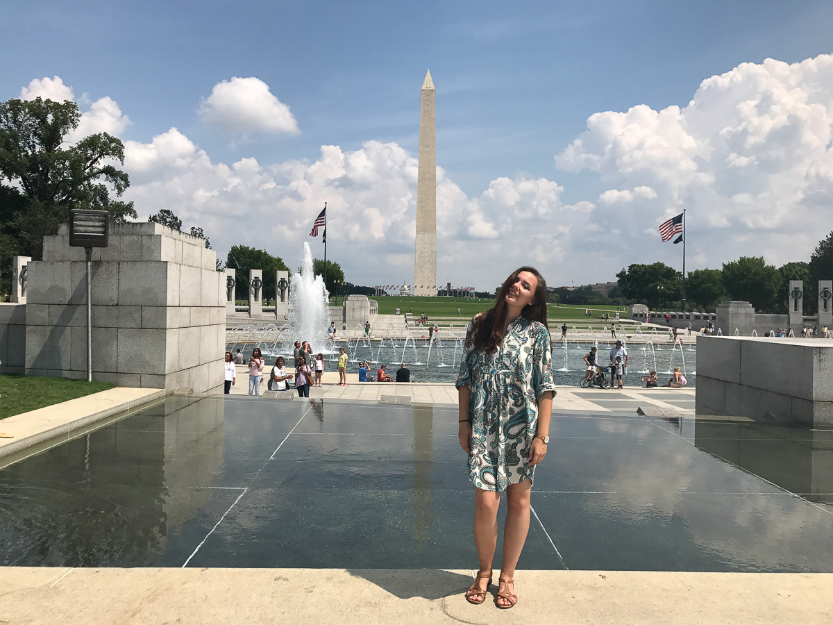 Пока большинство сверстников проводит летние каникулы на диване, ребята с факультета иностранных языков открывают свои “Америки” и зарабатывают деньги, а потом рассказывают об этом поучительные истории