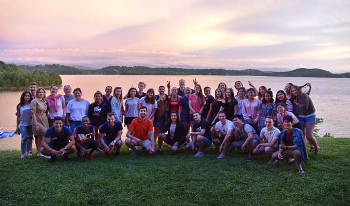 Пока большинство сверстников проводит летние каникулы на диване, ребята с факультета иностранных языков открывают свои “Америки” и зарабатывают деньги, а потом рассказывают об этом поучительные истории