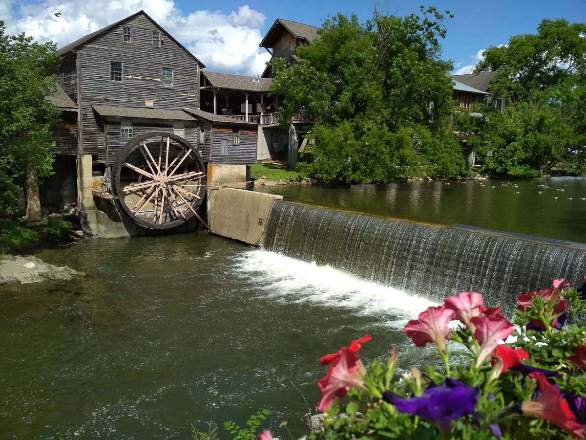Пока большинство сверстников проводит летние каникулы на диване, ребята с факультета иностранных языков открывают свои “Америки” и зарабатывают деньги, а потом рассказывают об этом поучительные истории