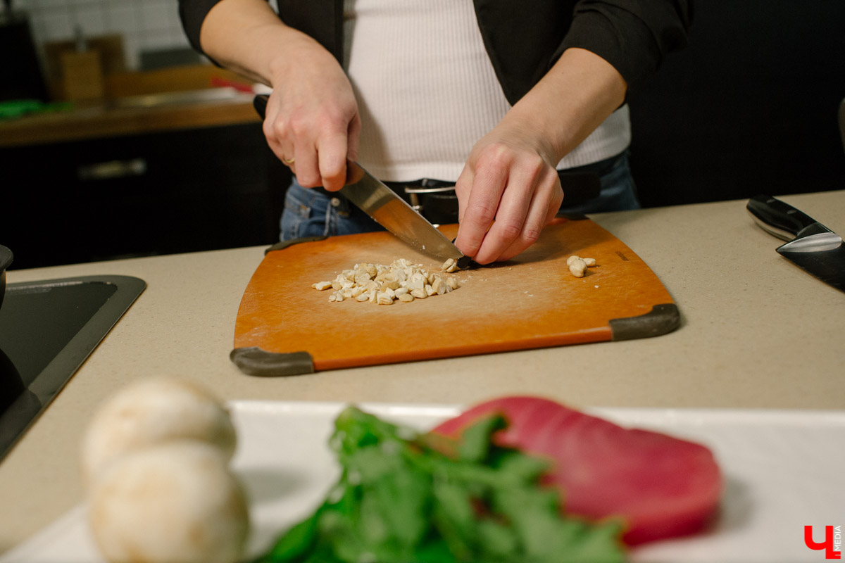 Новый кулинарный вектор шефа Roulet - тунец татаки с медовым перцем, приводящий мысли в порядок