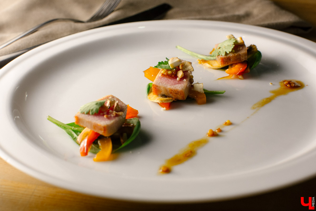 Новый кулинарный вектор шефа Roulet - тунец татаки с медовым перцем, приводящий мысли в порядок