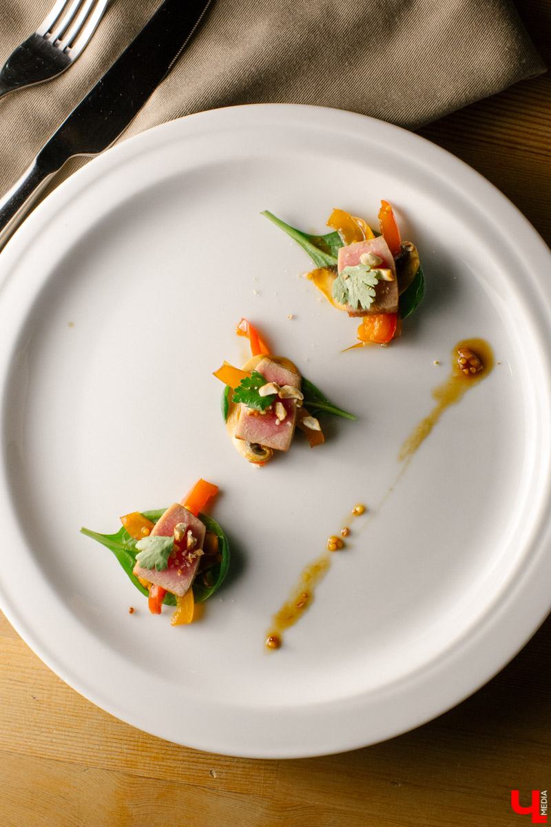 Новый кулинарный вектор шефа Roulet - тунец татаки с медовым перцем, приводящий мысли в порядок