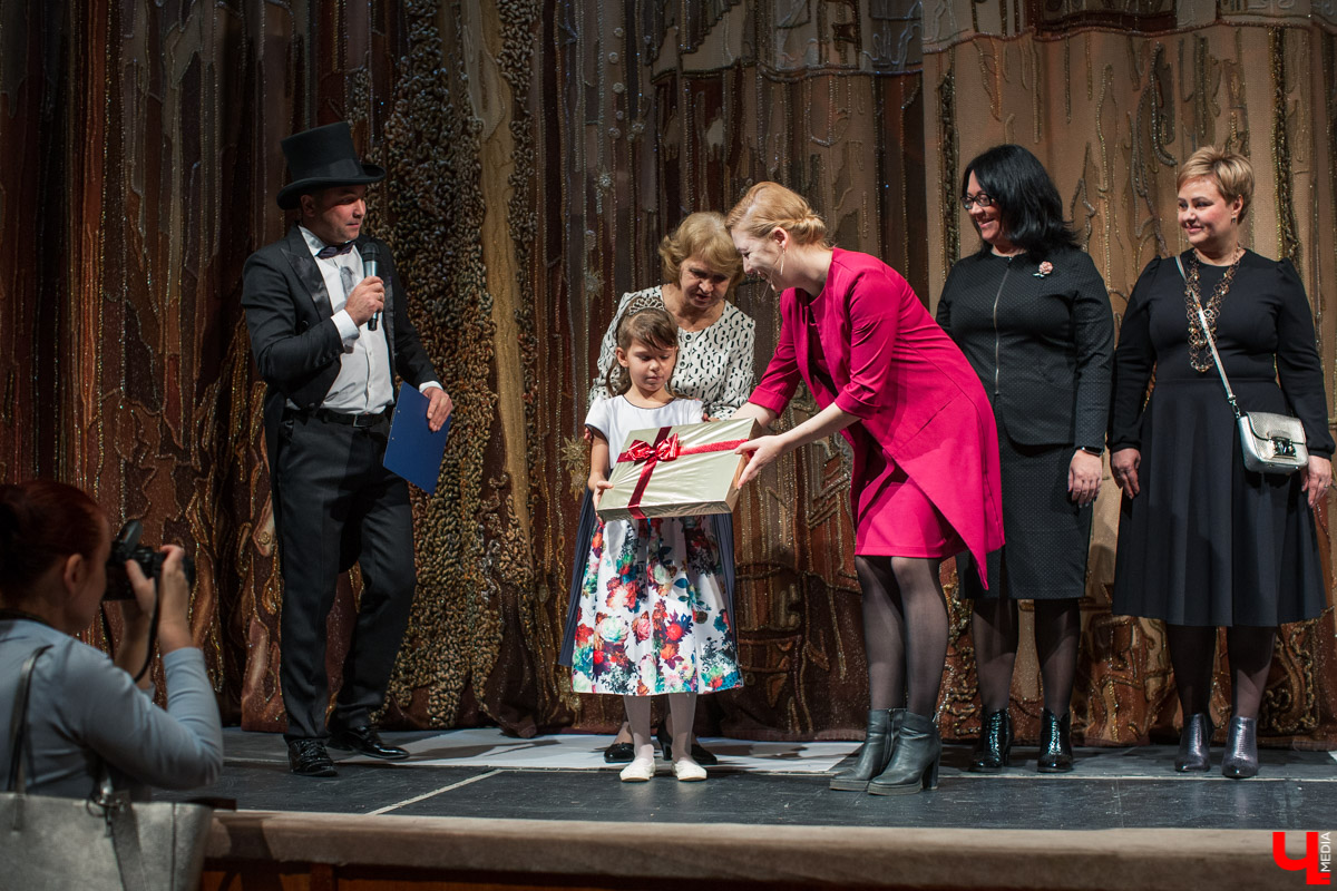 17 ноября в драмтеатре подвели итоги акции “Первоклассник”. В ней приняли участие 17 500 детей из Владимирской области