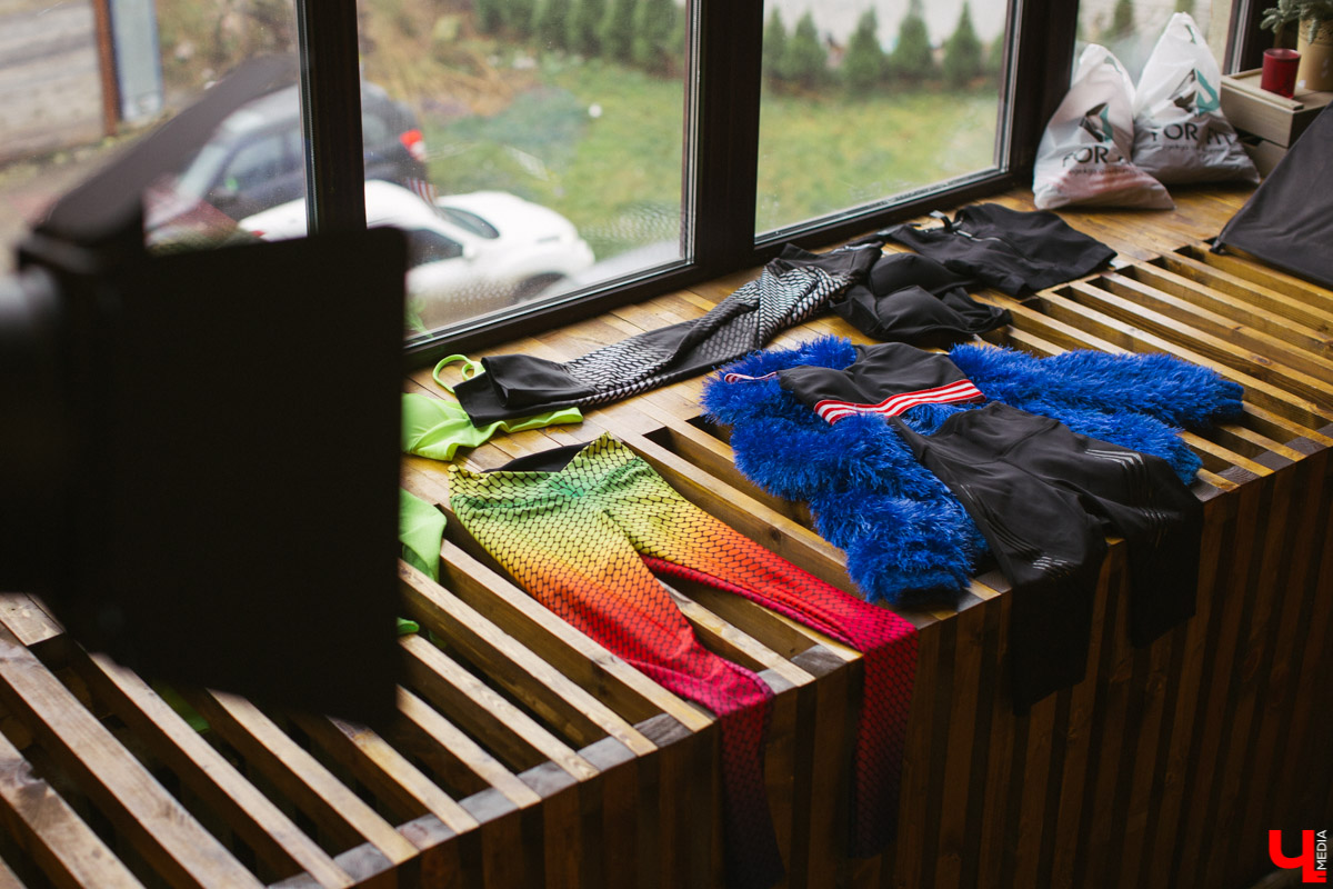 17 ноября прошли съемки первых моделей для календаря “Ключ-Медиа 2020”, который будет выдержан в спортивной тематике. Три очаровательных девушки предстали перед объективом владимирского фотографа Алены Смоляк - Виктория Силантьева, Наталия Костина и Александра Некрасова