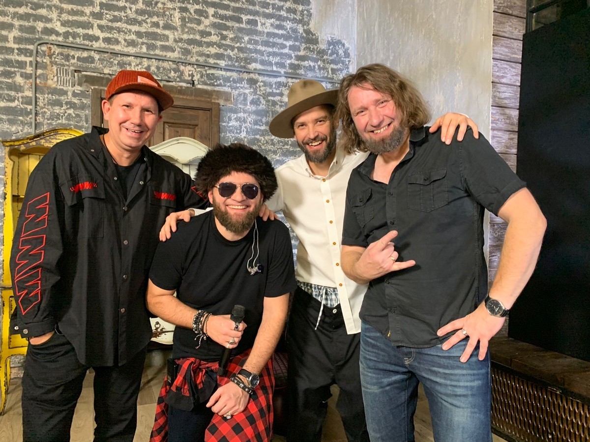 До 31 декабря еще далеко, а мы уже знаем, что вы будете слушать в новогоднюю ночь! Зажигательная владимирская группа «Рекорд Оркестр» в третий раз поучаствовала в «Квартирнике у Маргулиса», спев кое с кем очень интересным.