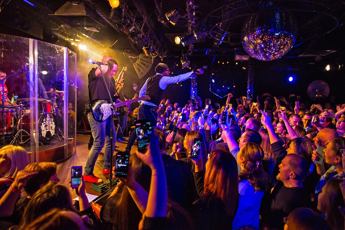 До 31 декабря еще далеко, а мы уже знаем, что вы будете слушать в новогоднюю ночь! Зажигательная владимирская группа «Рекорд Оркестр» в третий раз поучаствовала в «Квартирнике у Маргулиса», спев кое с кем очень интересным.