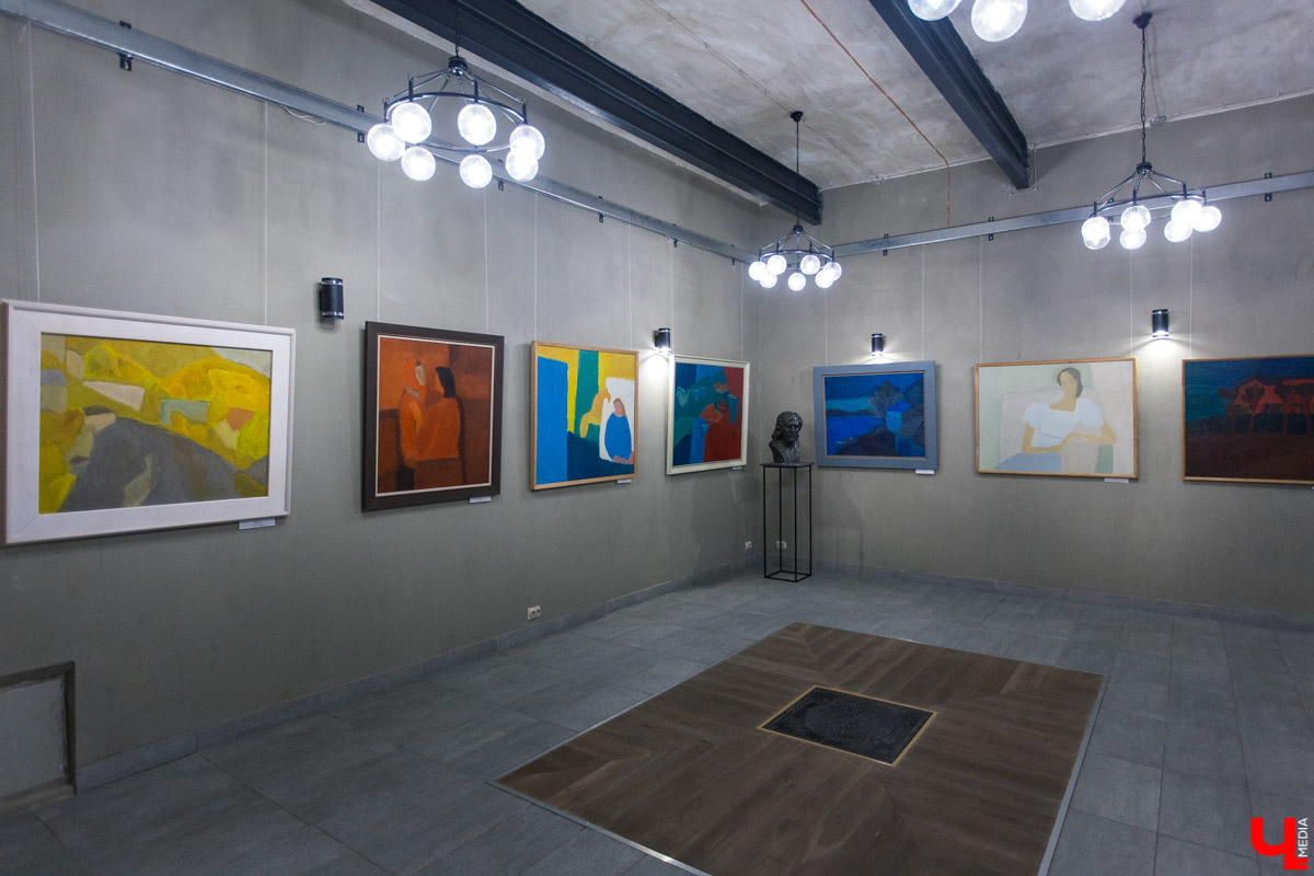 В лофт-пространстве «Фабрика» расположились около 135 картин знаменитого художника Виктора Дынникова. Выставка посвящена его 80-летию и будет работать до 10 декабря.