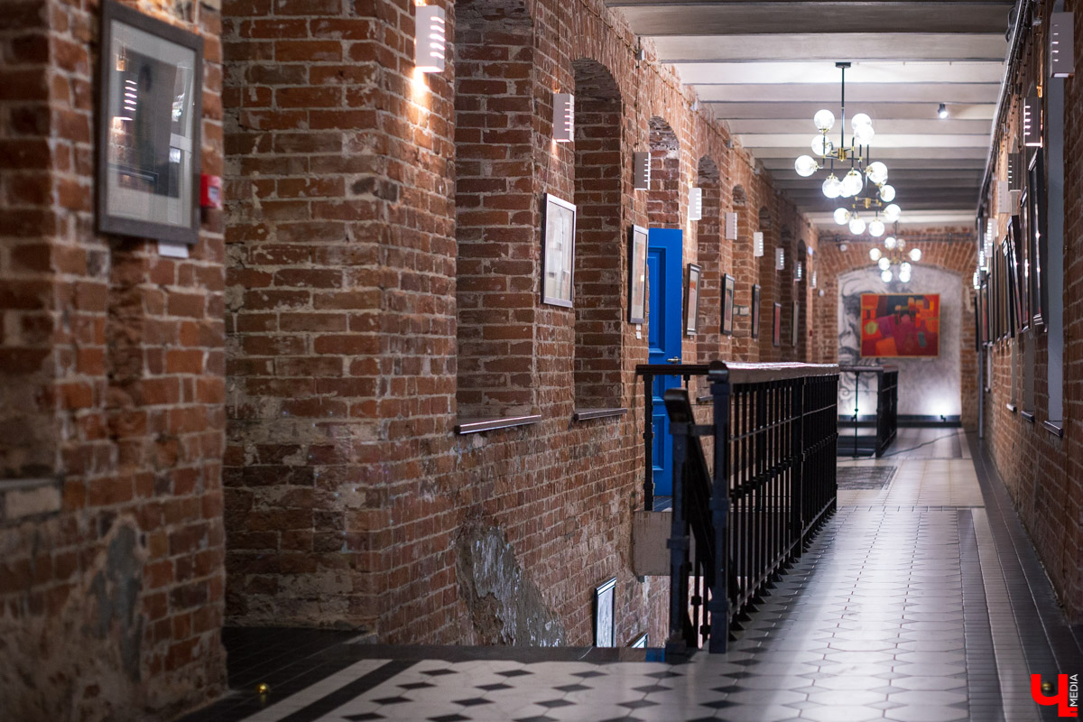 В лофт-пространстве «Фабрика» расположились около 135 картин знаменитого художника Виктора Дынникова. Выставка посвящена его 80-летию и будет работать до 10 декабря.