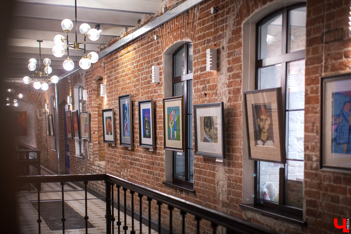 В лофт-пространстве «Фабрика» расположились около 135 картин знаменитого художника Виктора Дынникова. Выставка посвящена его 80-летию и будет работать до 10 декабря.