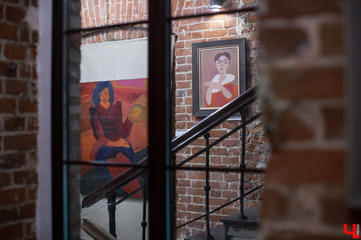 В лофт-пространстве «Фабрика» расположились около 135 картин знаменитого художника Виктора Дынникова. Выставка посвящена его 80-летию и будет работать до 10 декабря.