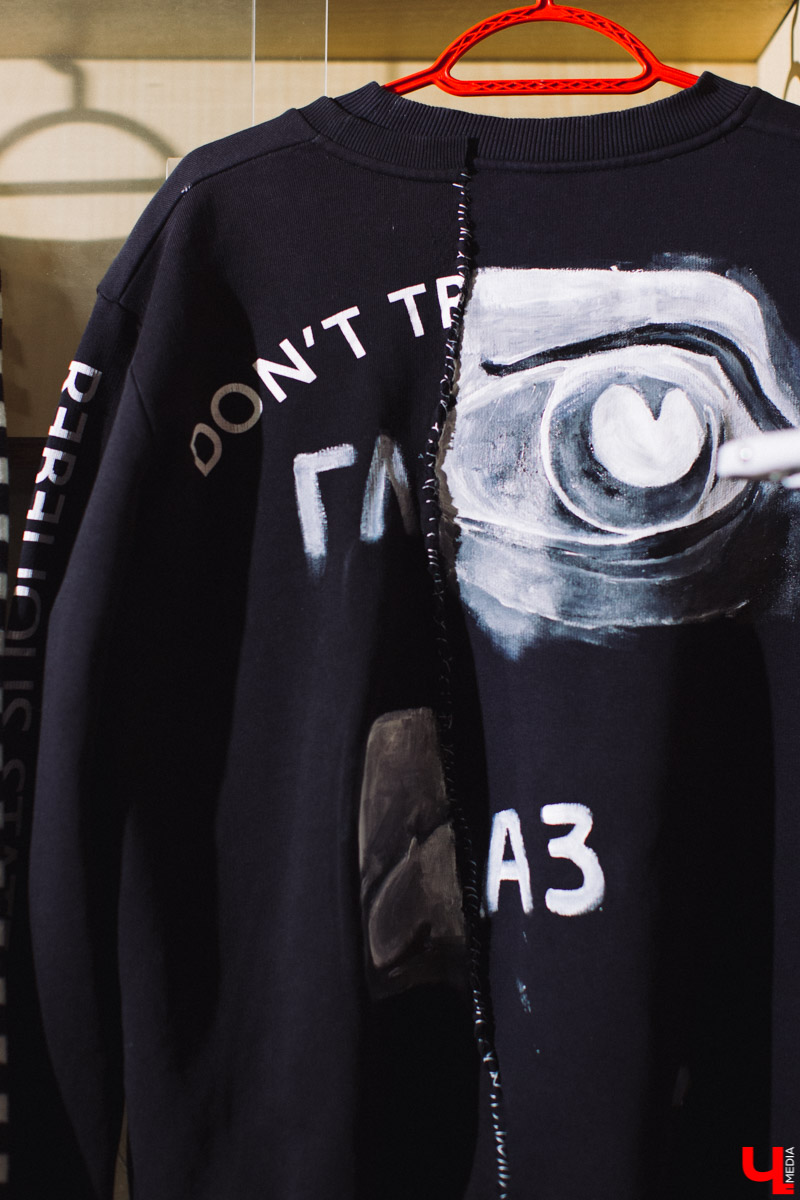 Владимирец Миша Помаз любит “шмот” и рисовать. Совместил он эти две привязанности весьма нестандартным образом - теперь парень создает одежду с глазами