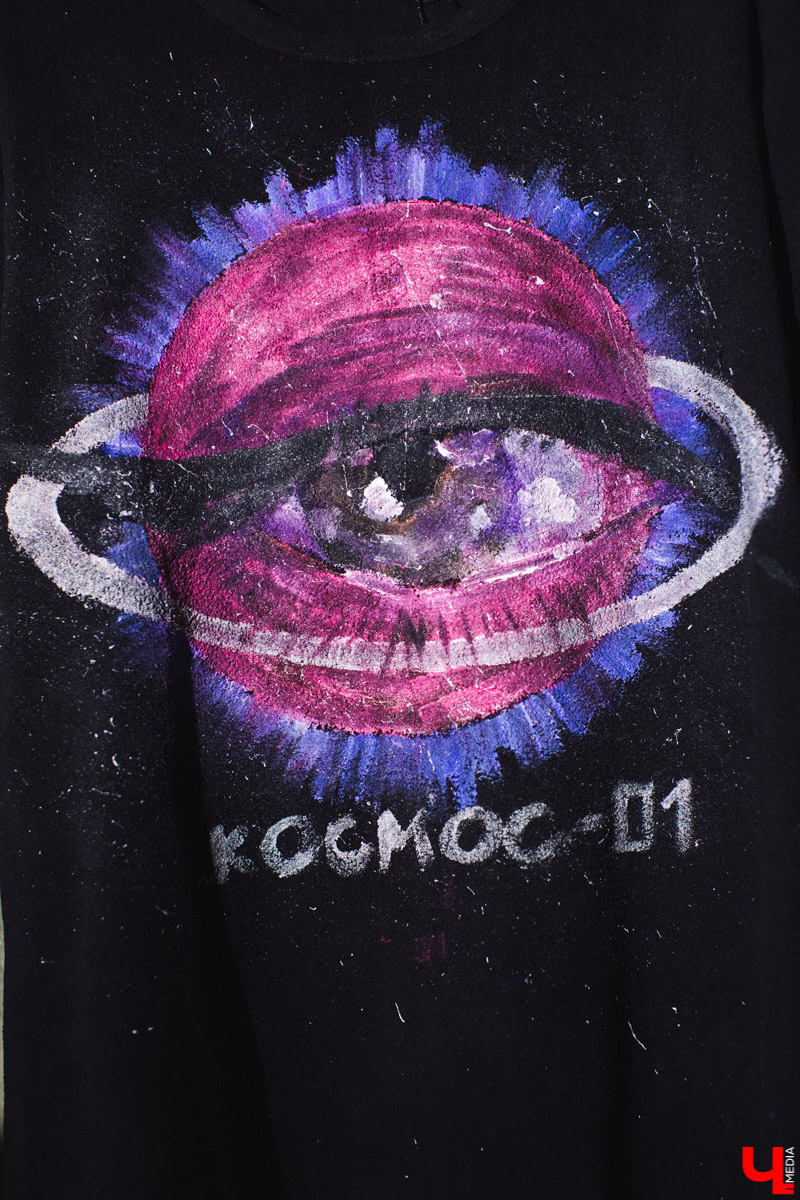 Владимирец Миша Помаз любит “шмот” и рисовать. Совместил он эти две привязанности весьма нестандартным образом - теперь парень создает одежду с глазами