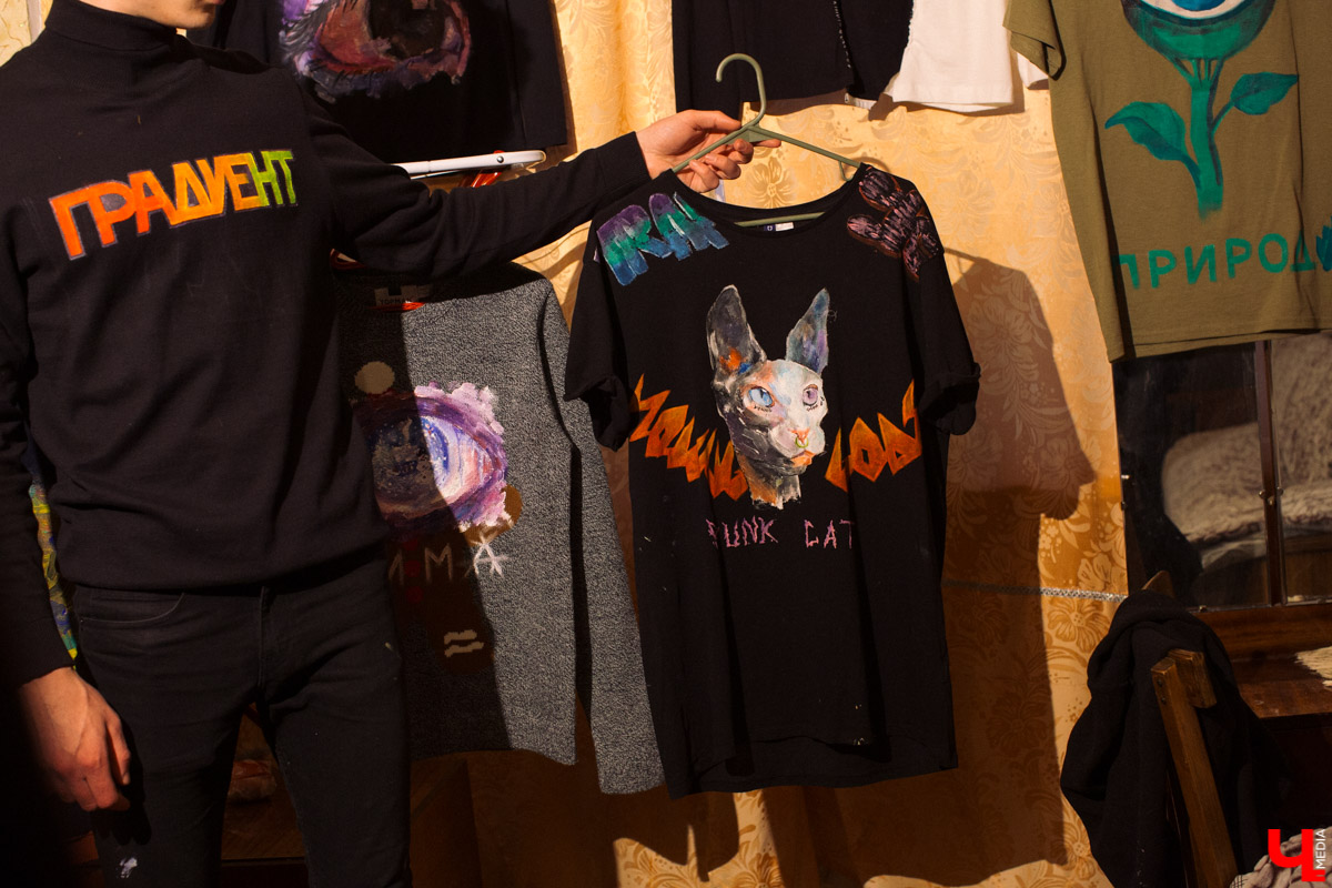 Владимирец Миша Помаз любит “шмот” и рисовать. Совместил он эти две привязанности весьма нестандартным образом - теперь парень создает одежду с глазами