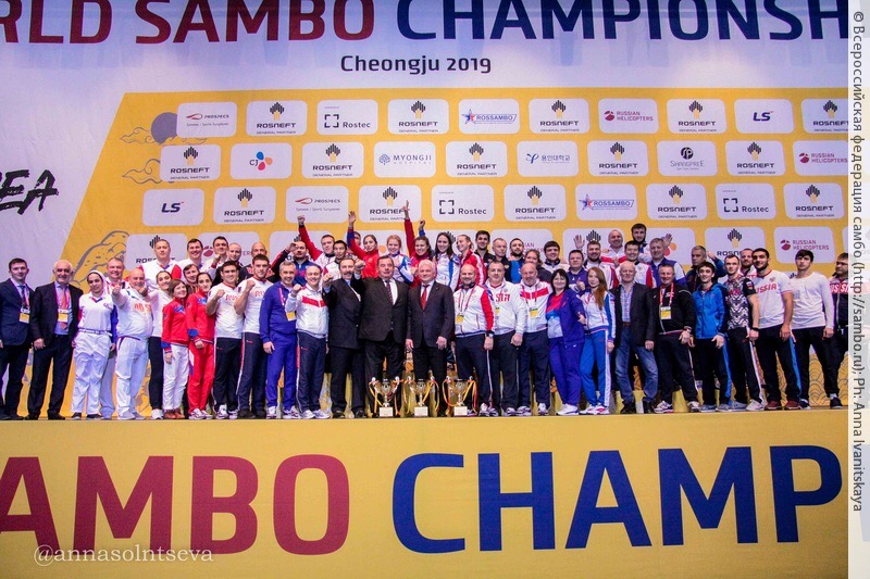 На днях в Россию из Южной Кореи вернулась уроженка Юрьев-Польского Анастасия Хомячкова. В свои 22 года она уже стала чемпионкой мира по самбо в весовой категории 72 кг. Нам удалось немного пообщаться со спортсменкой и выяснить подробности ее фееричного выступления