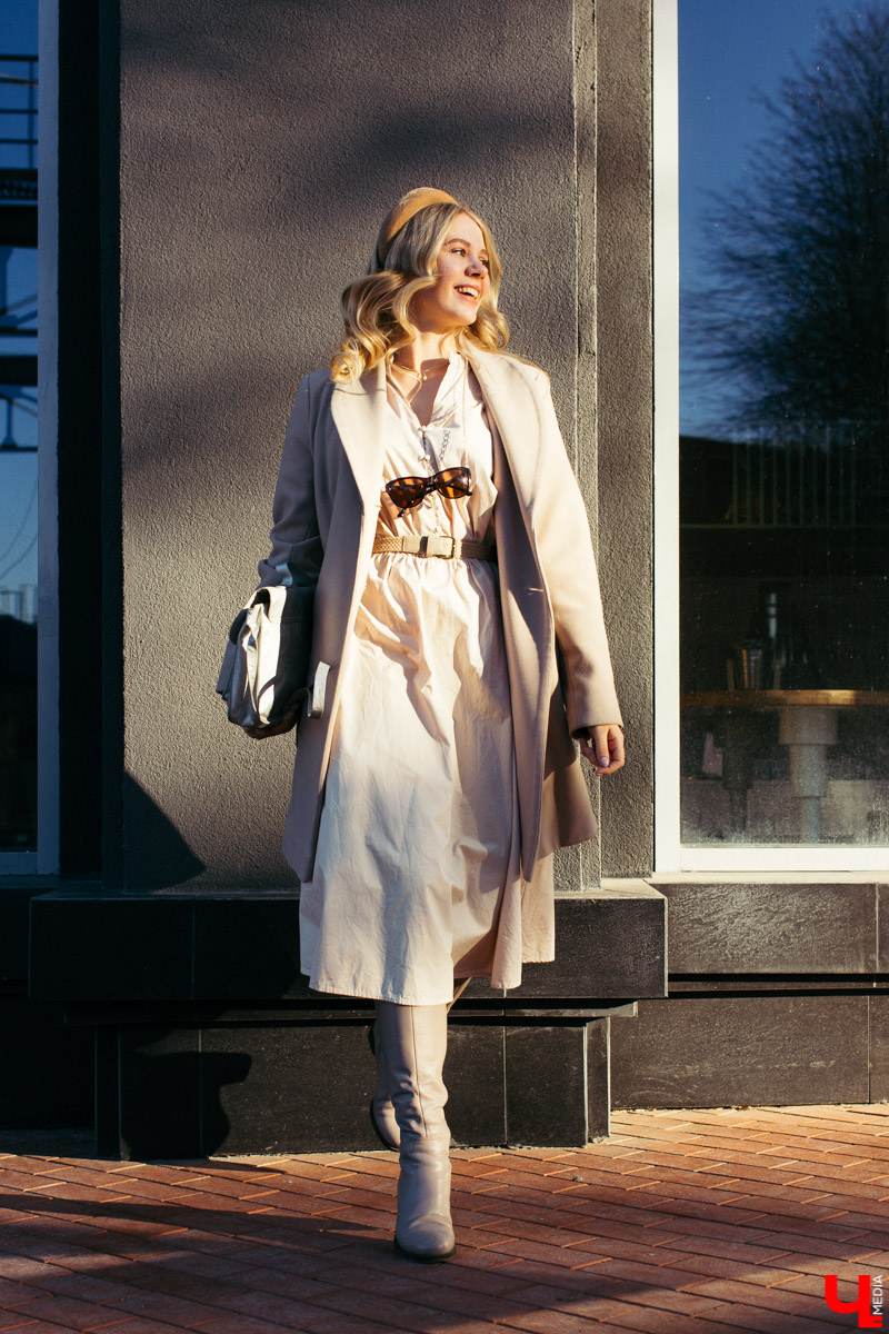 Модель и художница Юлия Александрова продемонстрировала три женственных образа. Каждый предмет ее гардероба отображает образ жизни: свободный крой, нетипичная текстура и богатые цвета говорят о любви Юлии к творчеству, фрилансу и саморазвитию