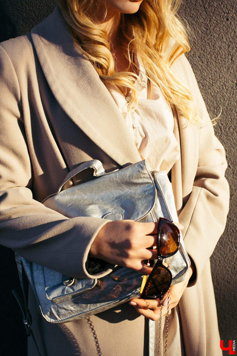 Модель и художница Юлия Александрова продемонстрировала три женственных образа. Каждый предмет ее гардероба отображает образ жизни: свободный крой, нетипичная текстура и богатые цвета говорят о любви Юлии к творчеству, фрилансу и саморазвитию