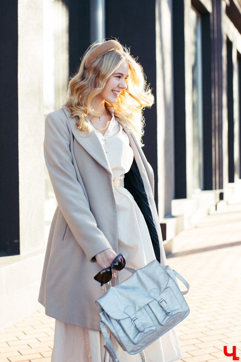 Модель и художница Юлия Александрова продемонстрировала три женственных образа. Каждый предмет ее гардероба отображает образ жизни: свободный крой, нетипичная текстура и богатые цвета говорят о любви Юлии к творчеству, фрилансу и саморазвитию