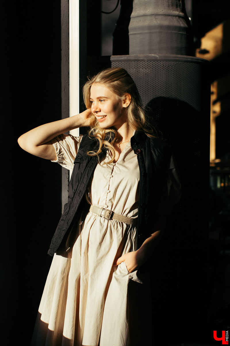 Модель и художница Юлия Александрова продемонстрировала три женственных образа. Каждый предмет ее гардероба отображает образ жизни: свободный крой, нетипичная текстура и богатые цвета говорят о любви Юлии к творчеству, фрилансу и саморазвитию