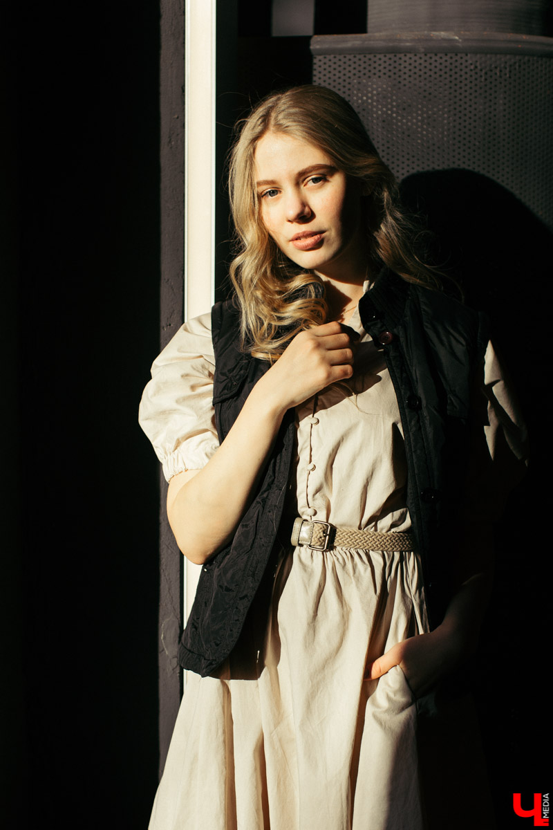 Модель и художница Юлия Александрова продемонстрировала три женственных образа. Каждый предмет ее гардероба отображает образ жизни: свободный крой, нетипичная текстура и богатые цвета говорят о любви Юлии к творчеству, фрилансу и саморазвитию