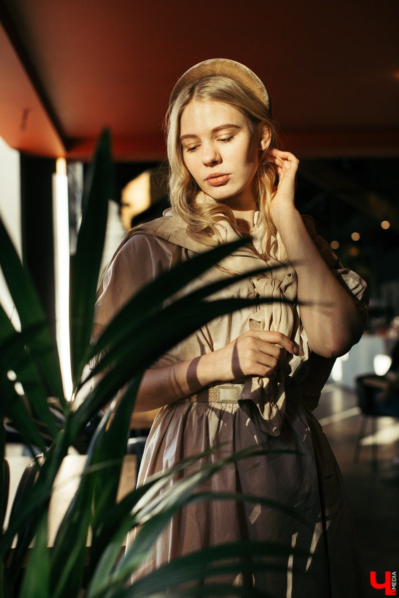 Модель и художница Юлия Александрова продемонстрировала три женственных образа. Каждый предмет ее гардероба отображает образ жизни: свободный крой, нетипичная текстура и богатые цвета говорят о любви Юлии к творчеству, фрилансу и саморазвитию