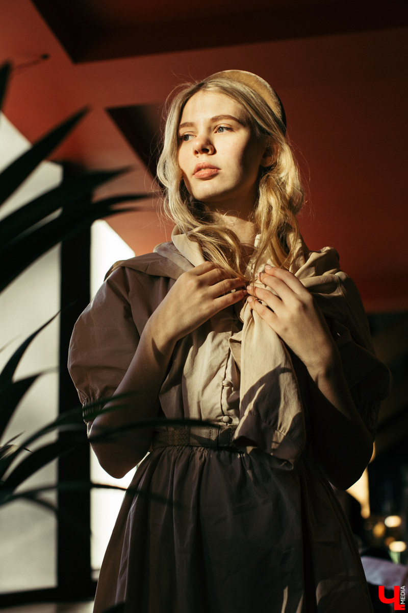 Модель и художница Юлия Александрова продемонстрировала три женственных образа. Каждый предмет ее гардероба отображает образ жизни: свободный крой, нетипичная текстура и богатые цвета говорят о любви Юлии к творчеству, фрилансу и саморазвитию