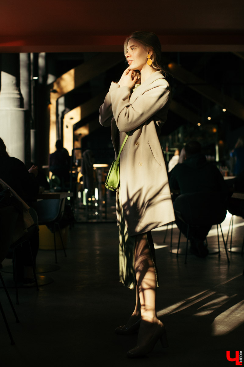 Модель и художница Юлия Александрова продемонстрировала три женственных образа. Каждый предмет ее гардероба отображает образ жизни: свободный крой, нетипичная текстура и богатые цвета говорят о любви Юлии к творчеству, фрилансу и саморазвитию