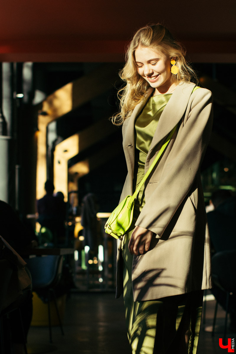 Модель и художница Юлия Александрова продемонстрировала три женственных образа. Каждый предмет ее гардероба отображает образ жизни: свободный крой, нетипичная текстура и богатые цвета говорят о любви Юлии к творчеству, фрилансу и саморазвитию