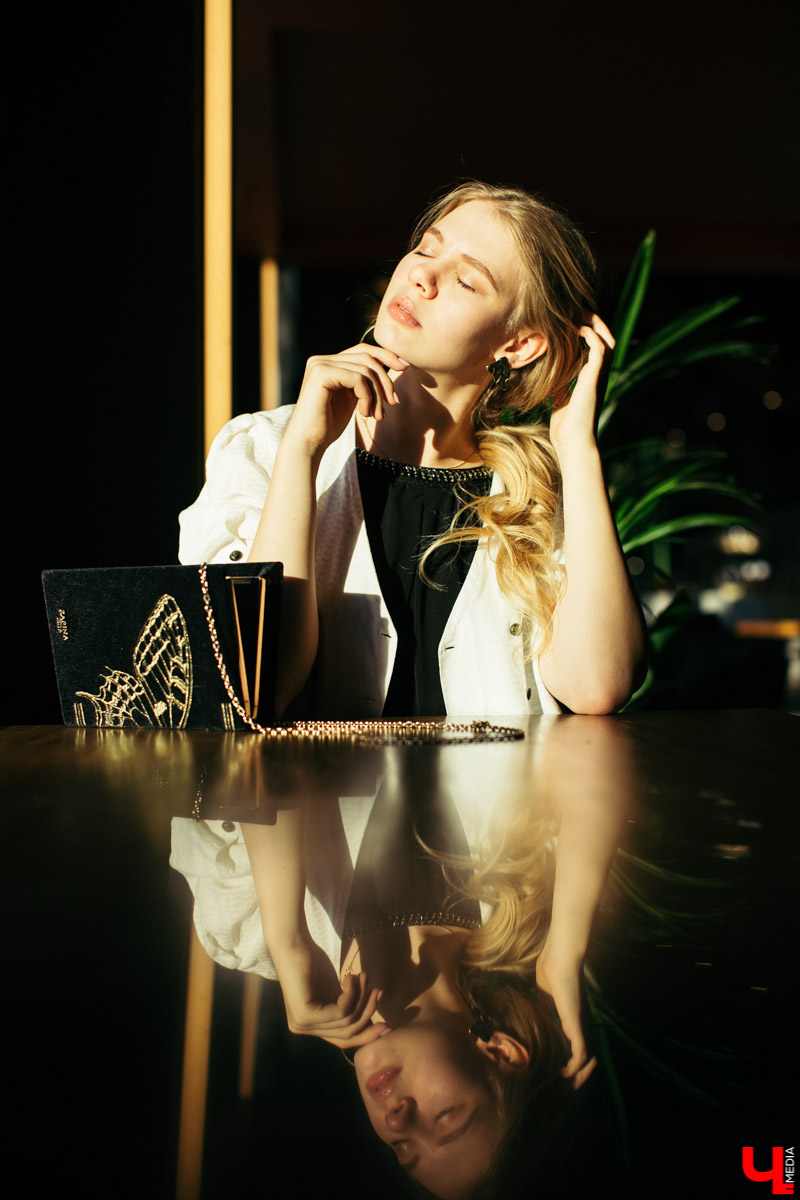 Модель и художница Юлия Александрова продемонстрировала три женственных образа. Каждый предмет ее гардероба отображает образ жизни: свободный крой, нетипичная текстура и богатые цвета говорят о любви Юлии к творчеству, фрилансу и саморазвитию