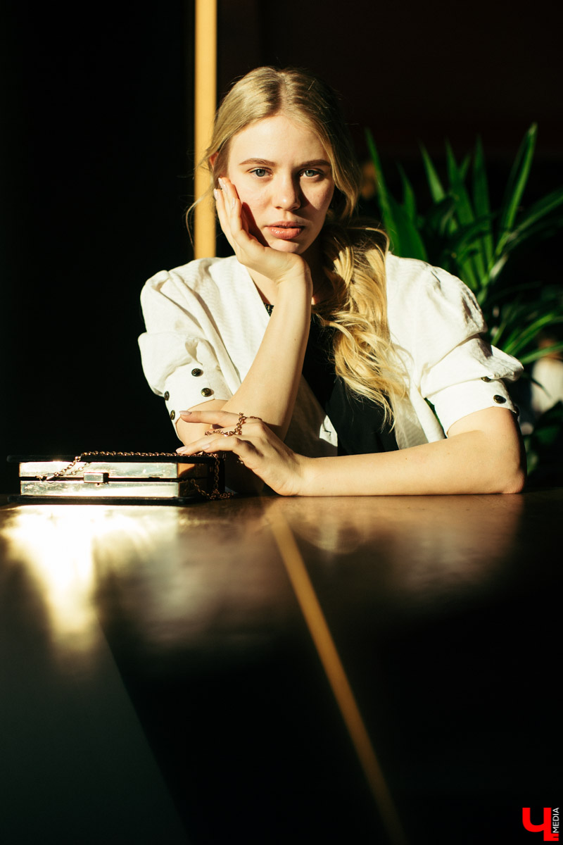 Модель и художница Юлия Александрова продемонстрировала три женственных образа. Каждый предмет ее гардероба отображает образ жизни: свободный крой, нетипичная текстура и богатые цвета говорят о любви Юлии к творчеству, фрилансу и саморазвитию