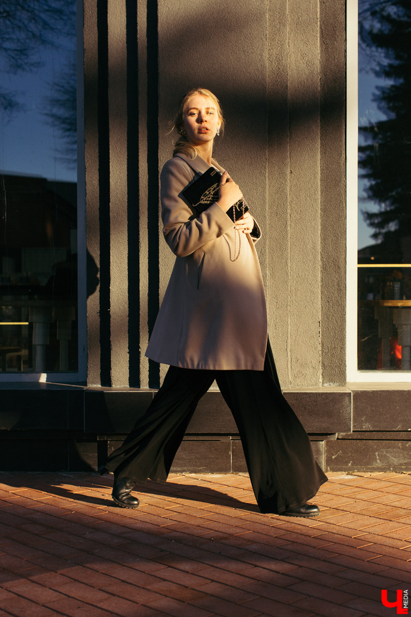 Модель и художница Юлия Александрова продемонстрировала три женственных образа. Каждый предмет ее гардероба отображает образ жизни: свободный крой, нетипичная текстура и богатые цвета говорят о любви Юлии к творчеству, фрилансу и саморазвитию