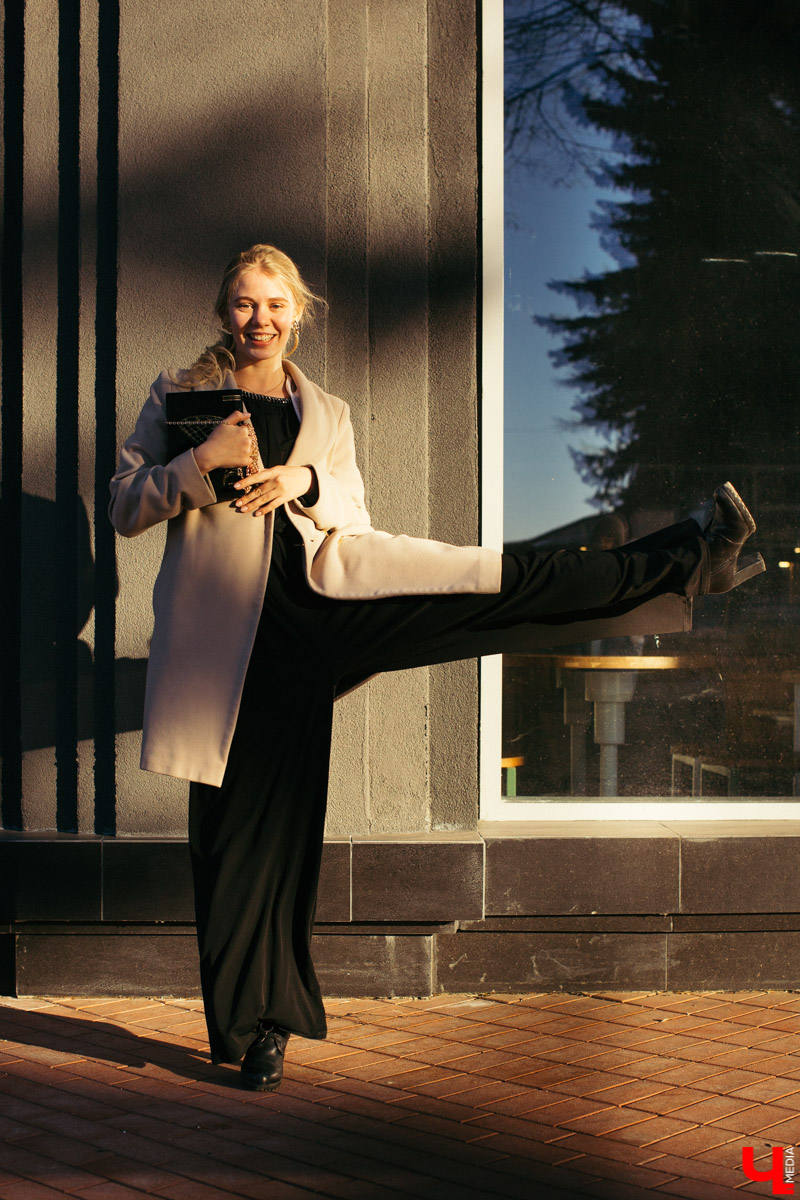 Модель и художница Юлия Александрова продемонстрировала три женственных образа. Каждый предмет ее гардероба отображает образ жизни: свободный крой, нетипичная текстура и богатые цвета говорят о любви Юлии к творчеству, фрилансу и саморазвитию