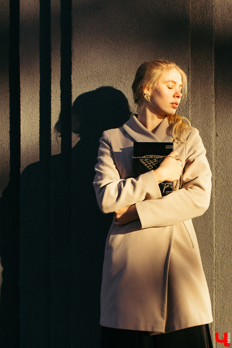 Модель и художница Юлия Александрова продемонстрировала три женственных образа. Каждый предмет ее гардероба отображает образ жизни: свободный крой, нетипичная текстура и богатые цвета говорят о любви Юлии к творчеству, фрилансу и саморазвитию